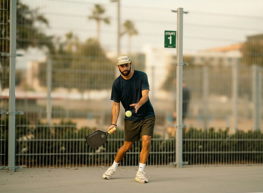 Hay un deporte que está colonizando miles de canchas de tenis en EEUU y se expande con fuerza en España: el pickleball